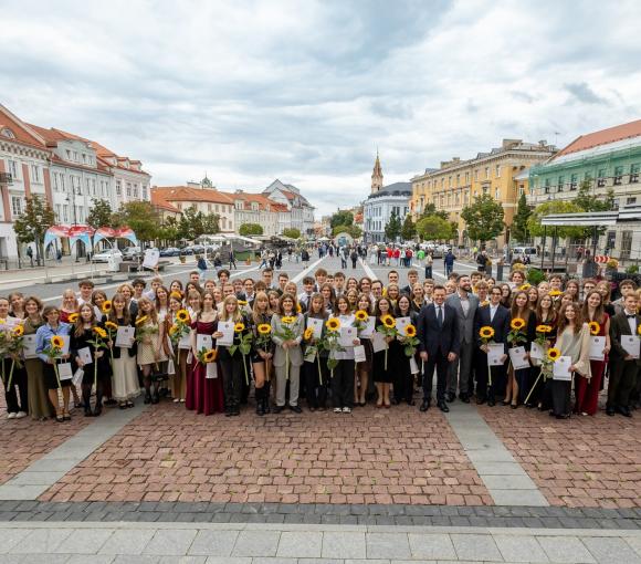 Pagerbti aukščiausius rezultatus pasiekę Vilniaus abiturientai: daugiau nei vieną šimtuką brandos egzaminuose gavo per šimtą vilniečių
